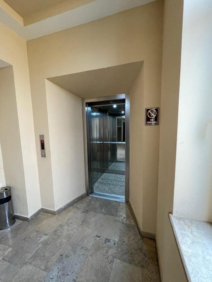 Armenak Apartment No 8, Abovyan Street Єреван Екстер'єр фото