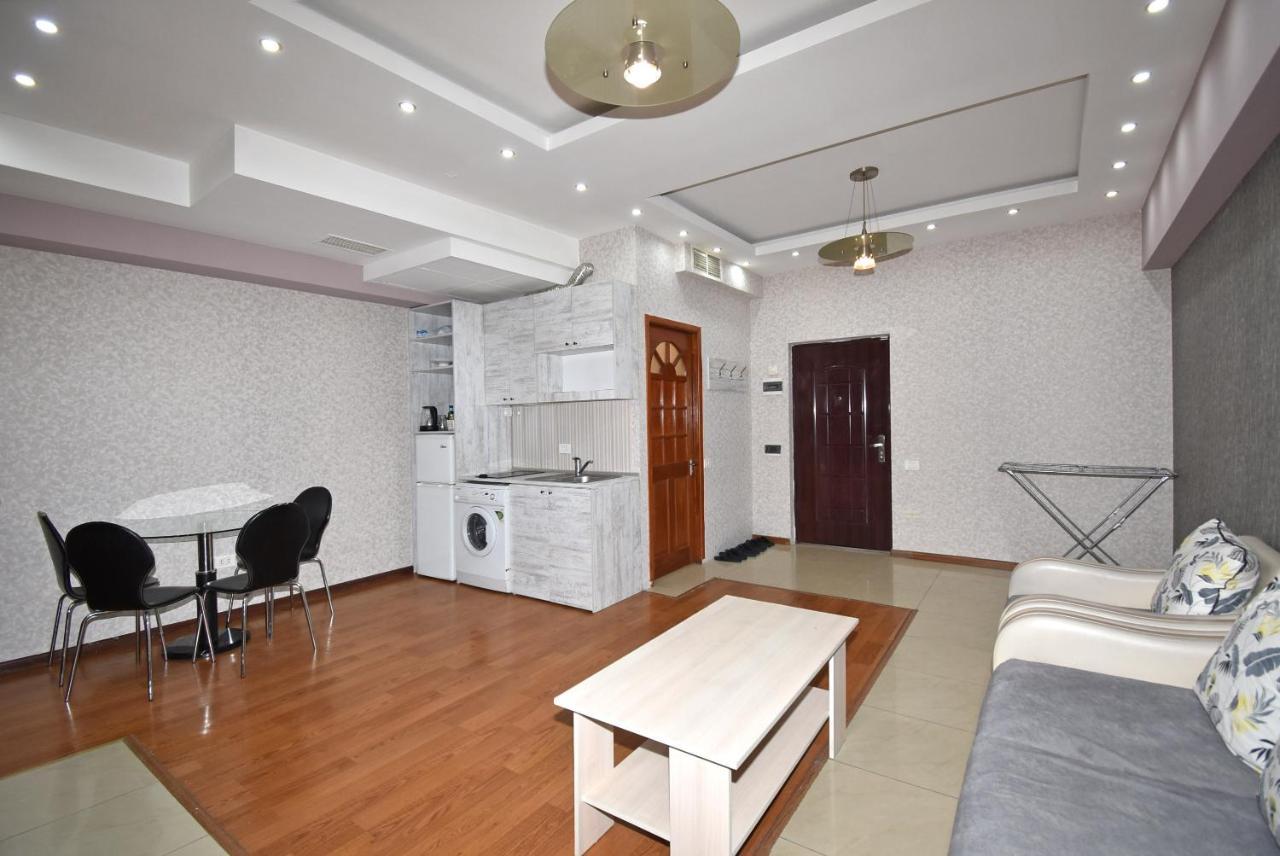 Armenak Apartment No 8, Abovyan Street Єреван Екстер'єр фото