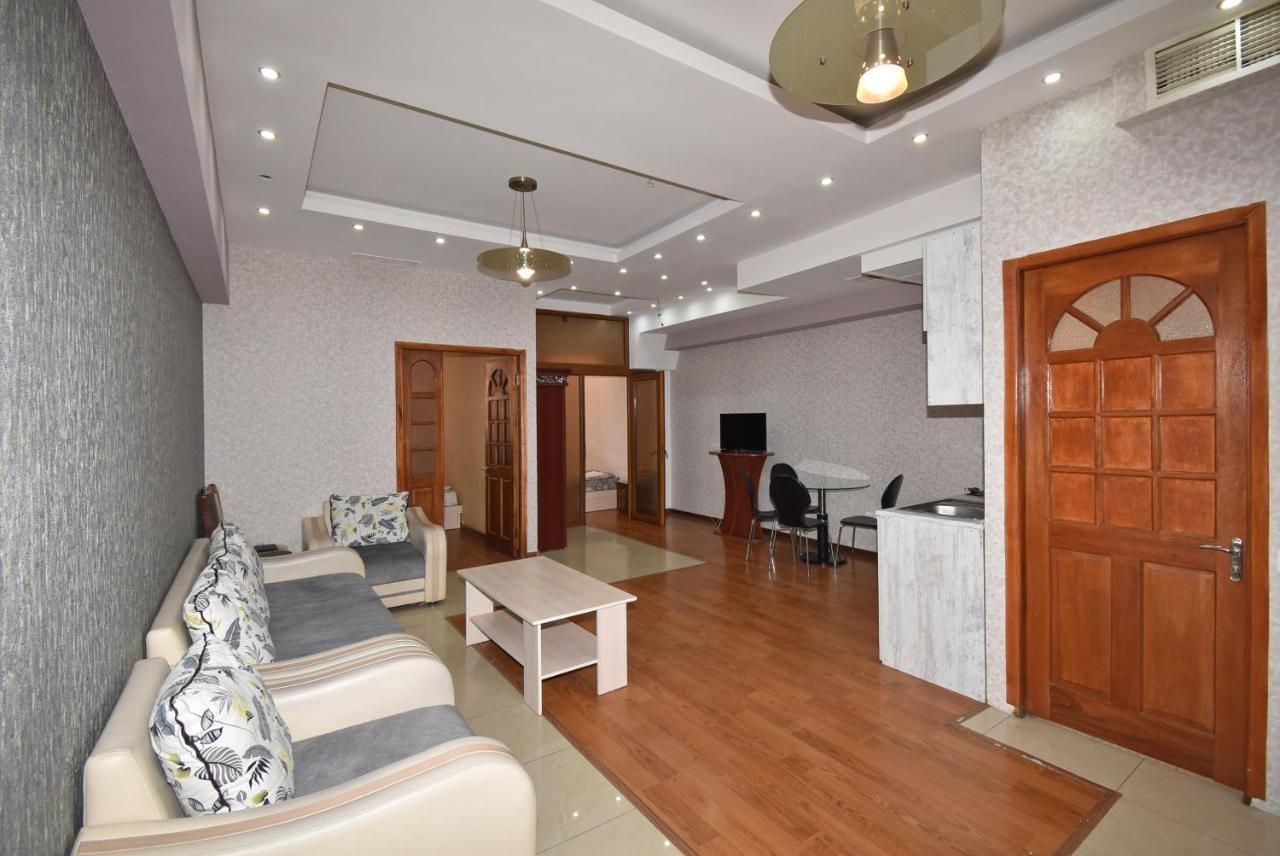 Armenak Apartment No 8, Abovyan Street Єреван Екстер'єр фото