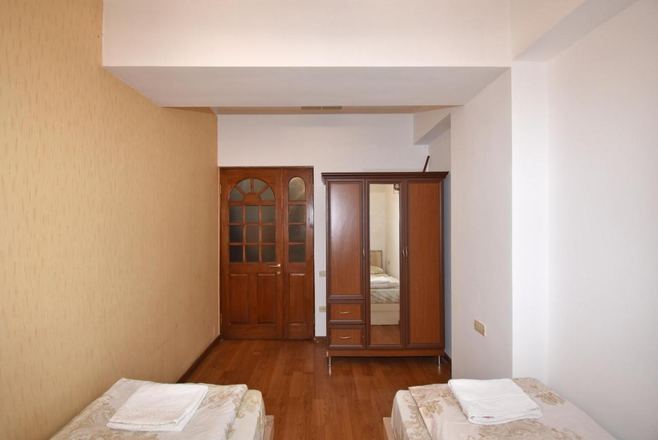Armenak Apartment No 8, Abovyan Street Єреван Екстер'єр фото